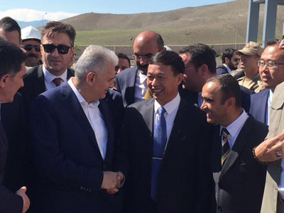 董事長王家安與時任土耳其總理耶爾德勒姆共同出席鵬飛集團在土耳其承建的3000t/d水泥生產(chǎn)線剪彩儀式，并親切交談